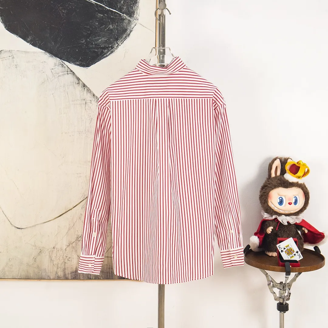 P290 zp version [Exclusive supply] Ralph Lauren/Ralph Lauren 2025SS new old-money style cotton poplin large and small striped long-sleeved casual shirt, 100% restored workmanship, embedded seams and clean edges, curved triangular bifurcation ✅100% cotton poplin, smooth feel, pre-car wash treatment, tighter yarn ✅Custom-dyed original pearlescent white bottom buttons, large and small partitions, vertical eyelets✅Special shaped chiffon foil included in the collar door tube Not easy to deform and pull. ✅ RL three-color large and small vertical striped shirt. Extraordinary isometric. Cleverly matched stripes. Multiple wear to inspire self-expression. Relaxed layering to play with the look of the four seasons. Color: red, blue, green. Size: S M L XL. Number: WW10962.